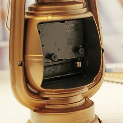 Retro budík v designu petrolejové lampy