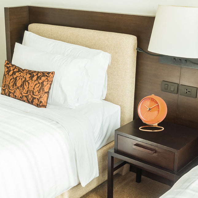 Oranžový kulatý budík v retro designu