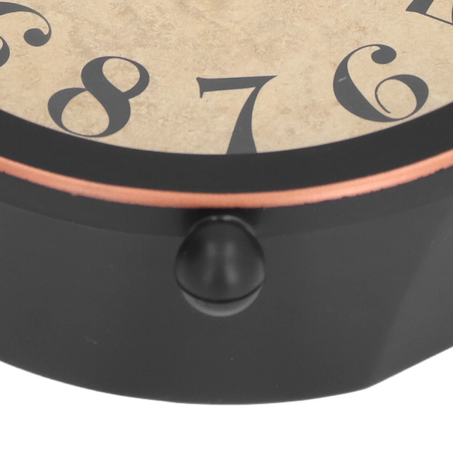 Kulatý analogový budík v retro stylu