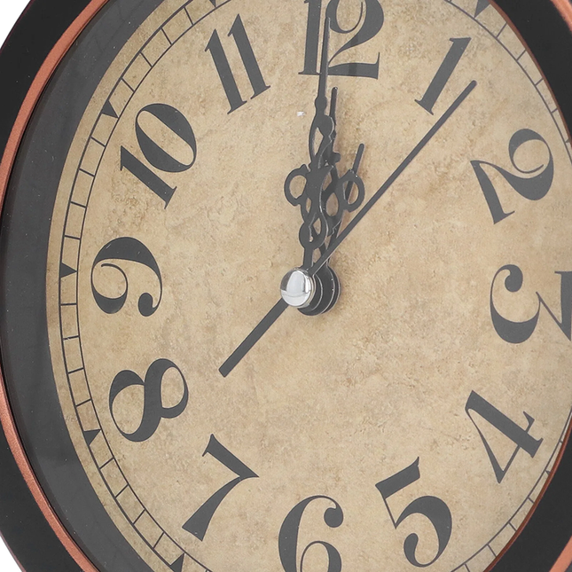 Kulatý analogový budík v retro stylu