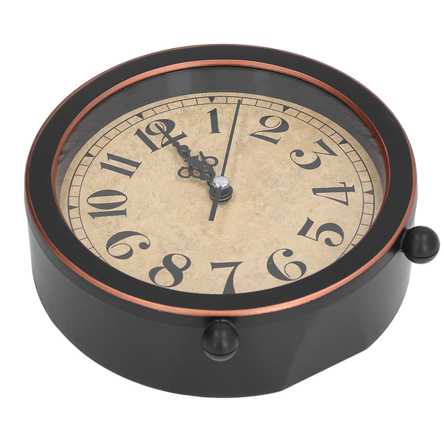 Kulatý analogový budík v retro stylu