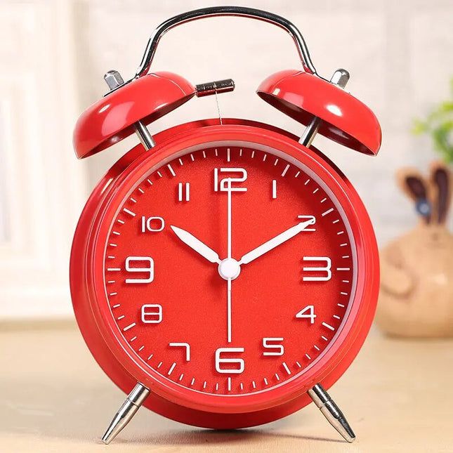Červený retro budík se dvěma zvonky